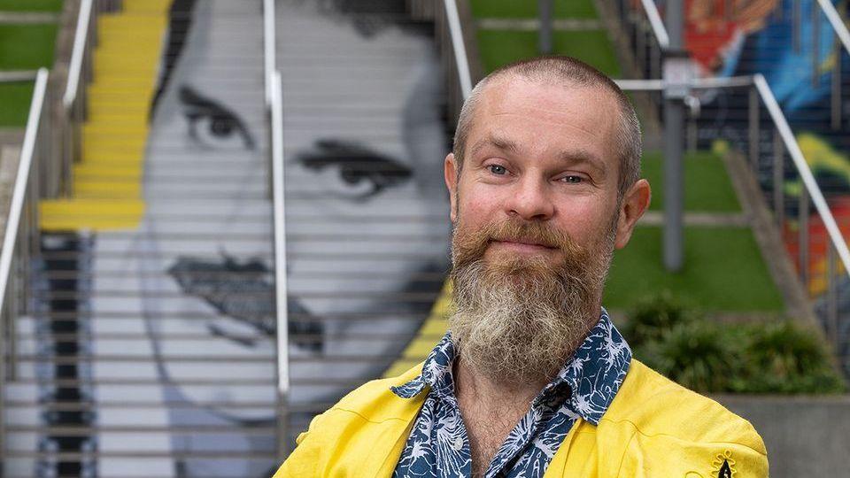 street artist Frank Styles in front of the steps