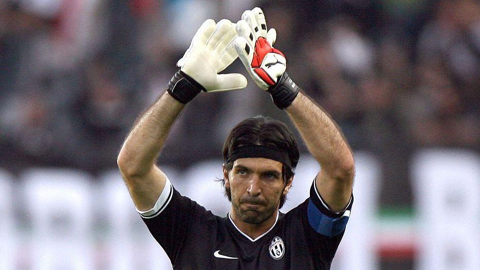 Gianluigi Buffon applauds after a victory for Juventus in the 2006-07 Serie B season