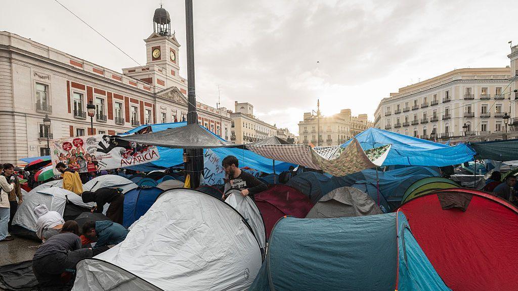 People set up tents in front of the Presidency of the Community of Madrid at Puerta del Sol.