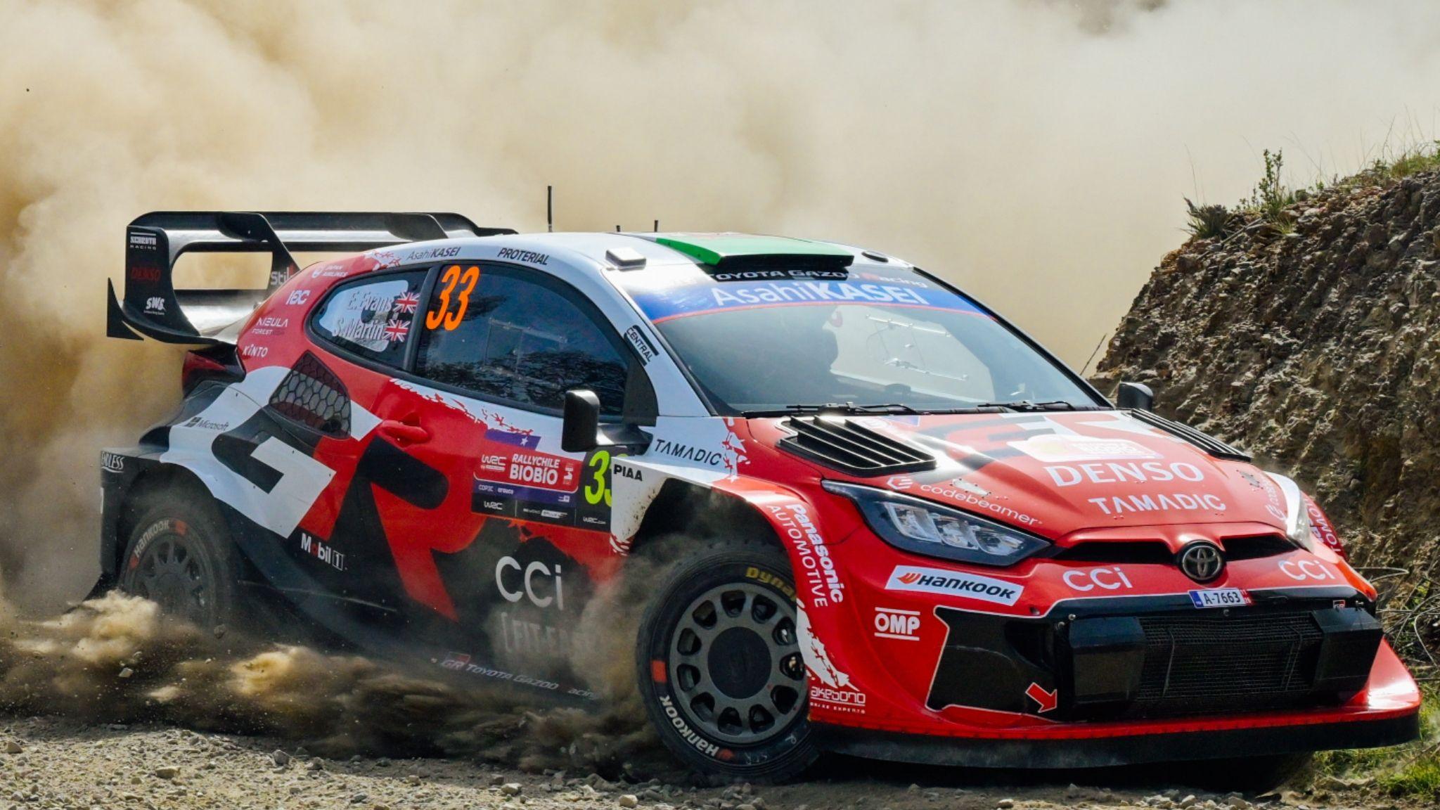Elfyn Evans' red and white Toyota Yaris throws up a dust cloud at Rally Chile 2026
