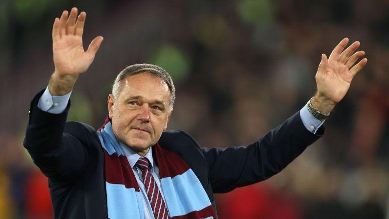 Ludek Miklosko wearing a West Ham scarf and waving