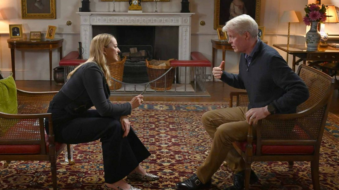 The BBC's Laura Kuenssberg sits opposite Earl Spencer in a room at the Althorp estate.