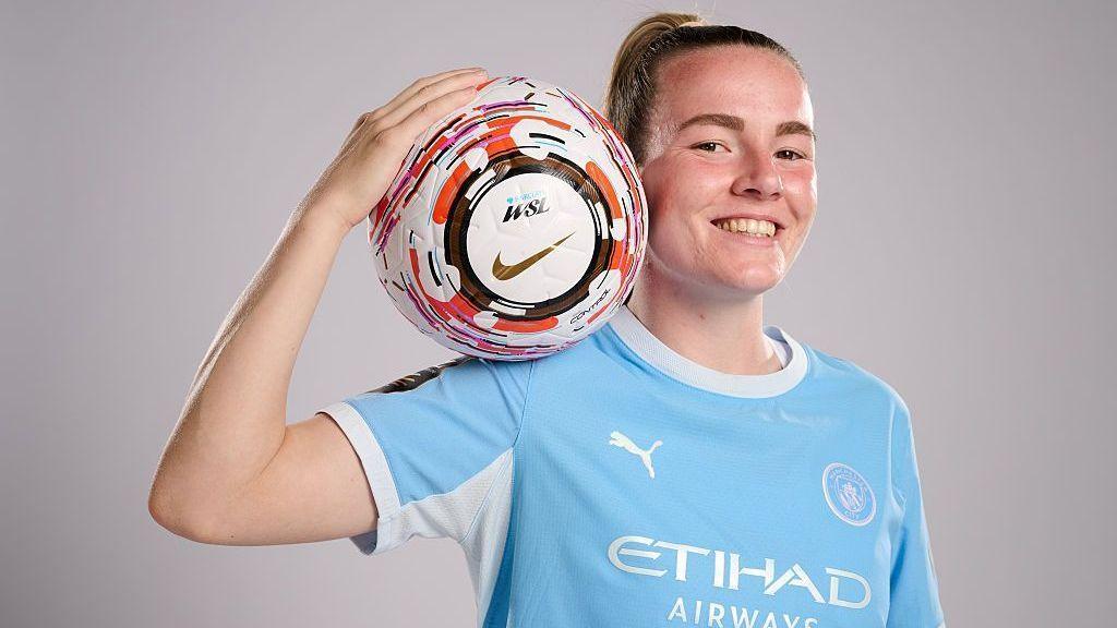 Lauren Hemp in a Manchester City shirt