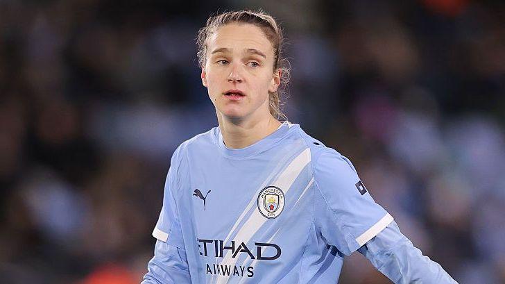 Vivianne Miedema playing for Manchester City