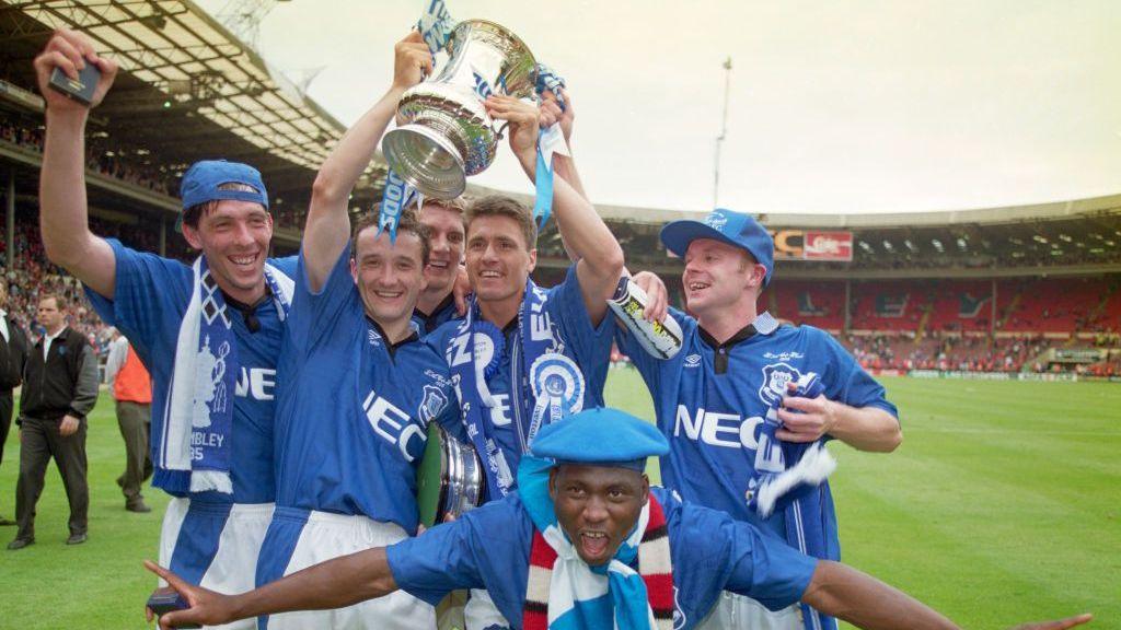 Everton players celebrate winning the FA Cup in 1995