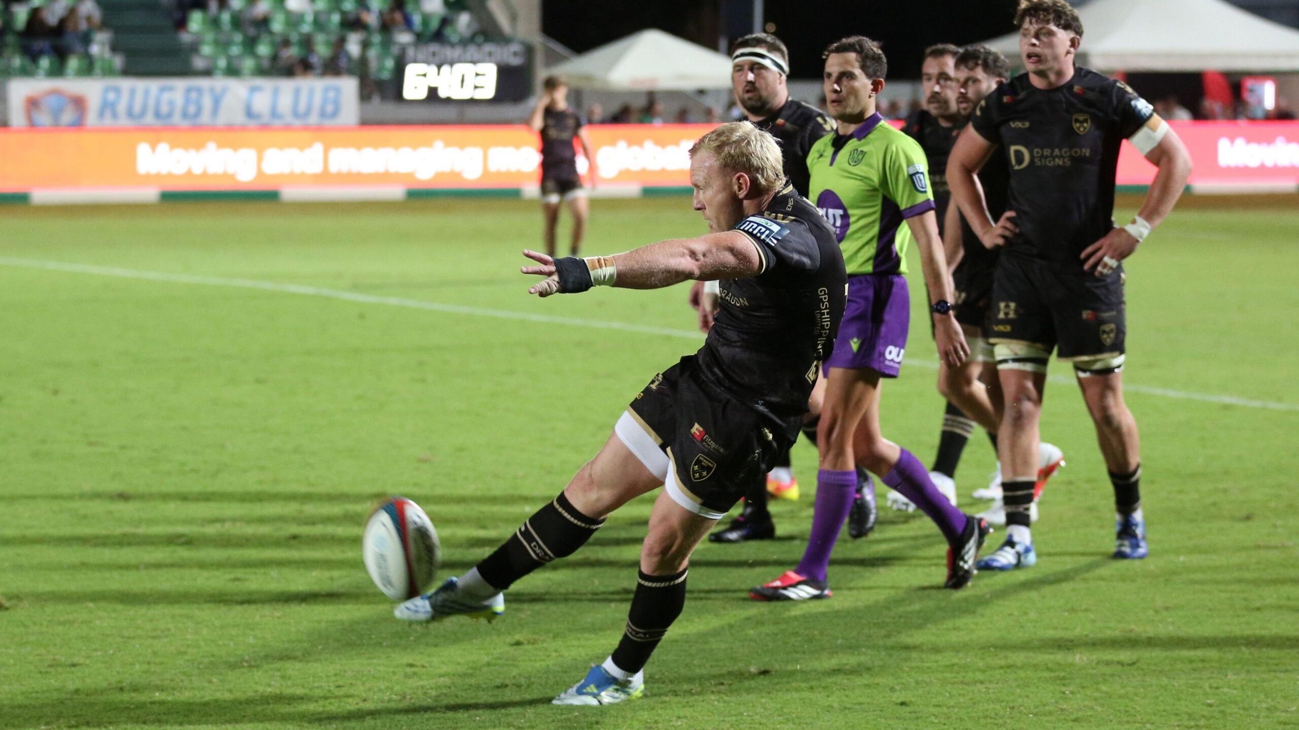 Tinus de Beer kicks the ball against Benetton