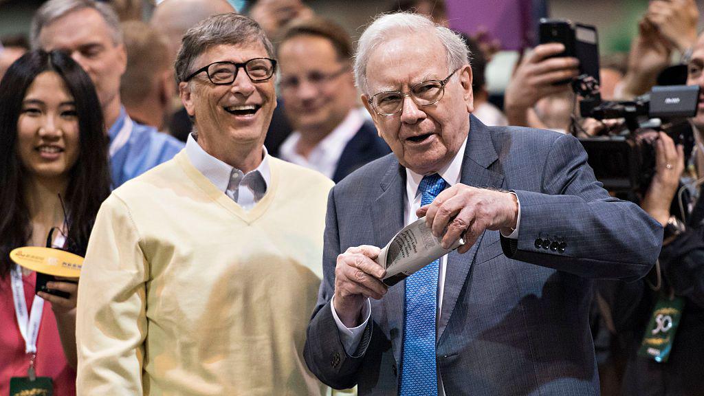 Warren Buffett, Berkshire Hathaway Inc. chairman, right, talks with Bill Gates, billionaire and co-chair of the Bill and Melinda Gates Foundation, as they tour the exhibition floor during the Berkshire Hathaway Inc. annual shareholders meeting in Omaha, Nebraska, U.S., on Saturday, May 2, 2015.