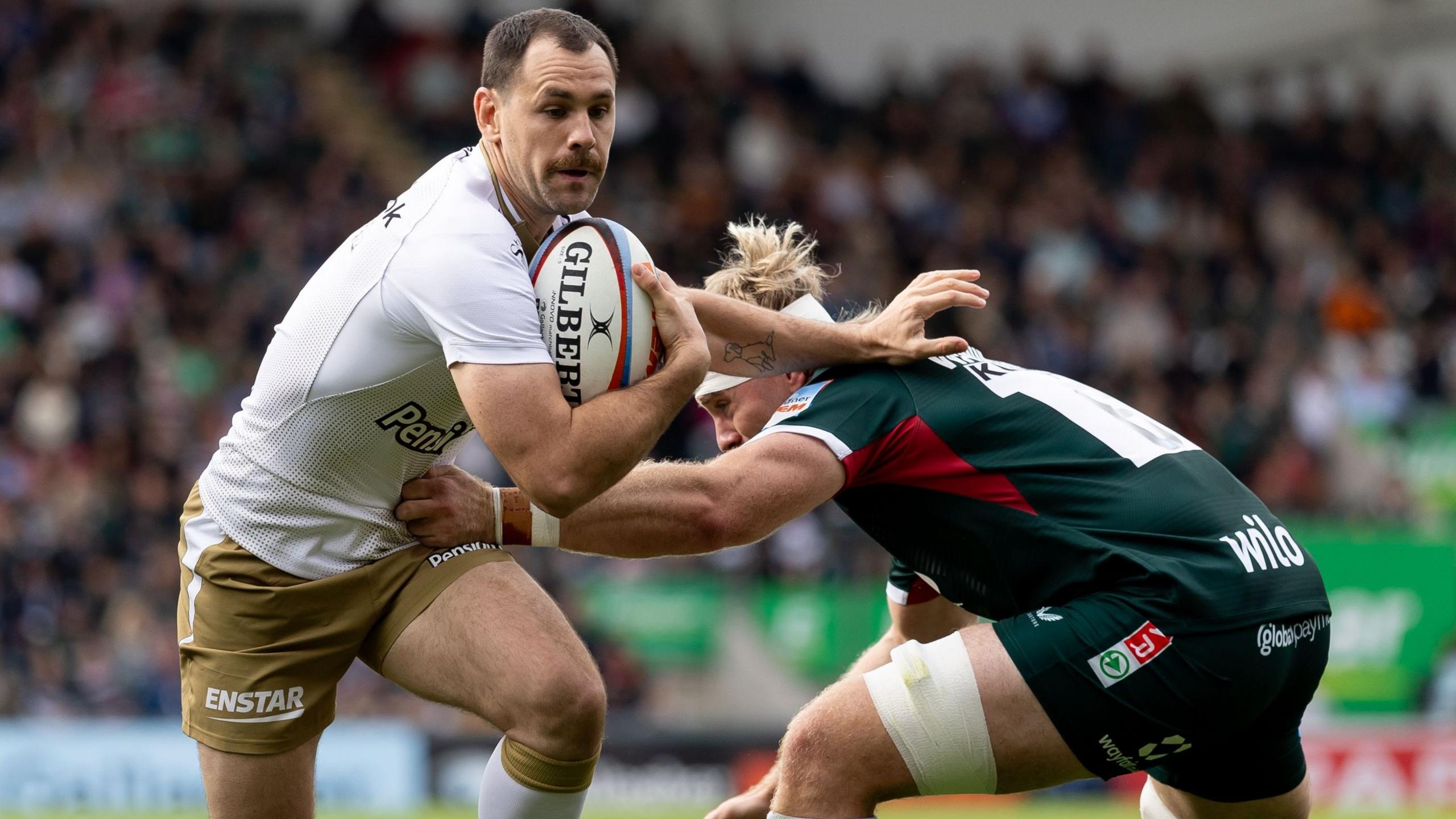 Saracens' Tomos Williams runs past Leicester's Aaron Wainwright