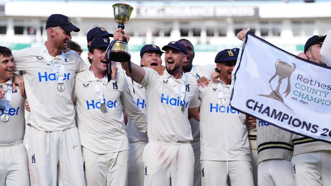 Warwickshire beat Leicestershire to seal ninth Championship title Warwickshire players lift the County Championship trophy