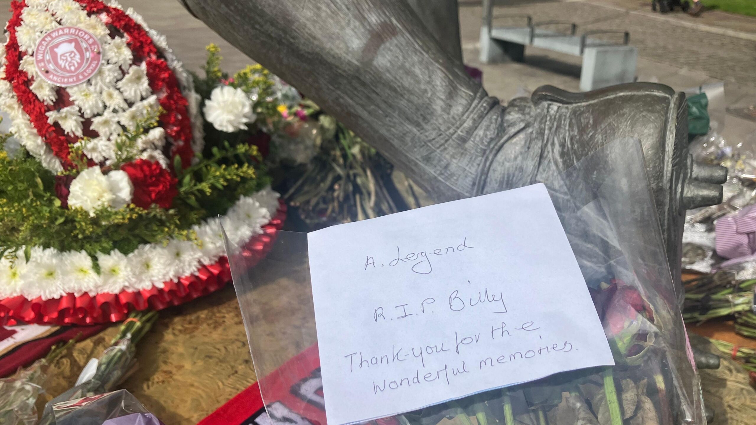 A hand written note left at the bottom of the statue which reads 'A legend RIP Billy Thank you for the wonderful memories'.