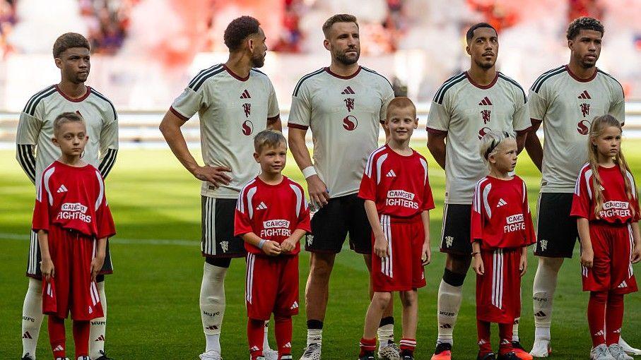 Andrey Santos (right) and Youri Tielemans (second right)