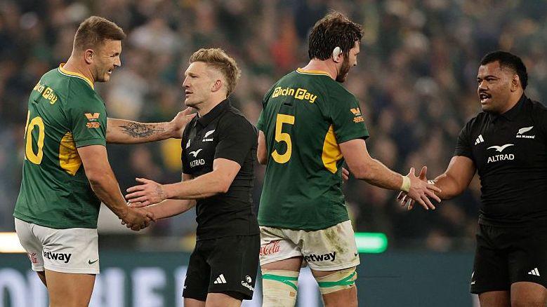 South Africa and New Zealand players at full-time of third Test
