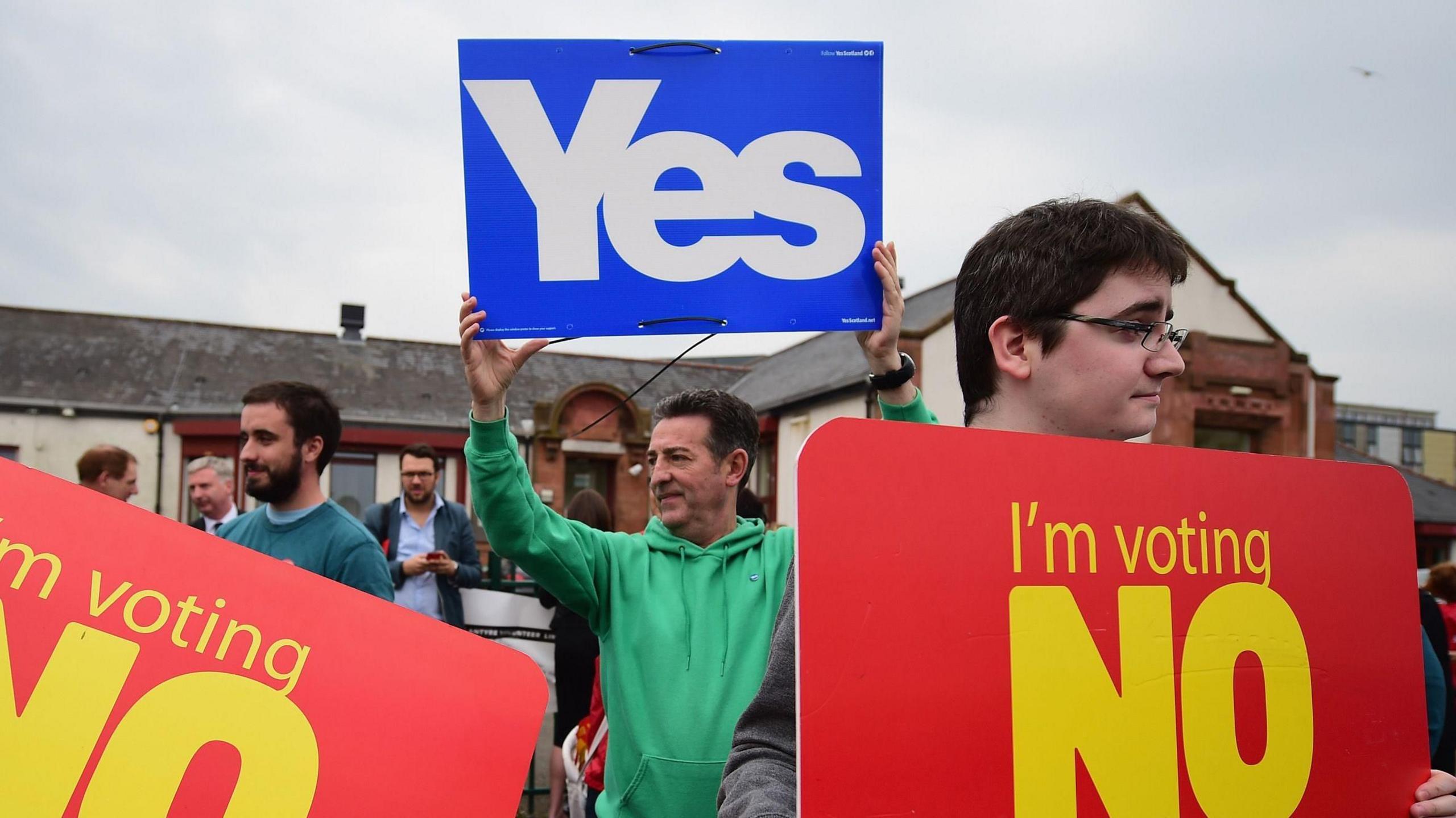 Yes and No campaigners outside an house