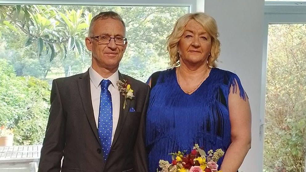 Islwyn Owen a Margaret ar ddiwrnod eu priodas yn 2022