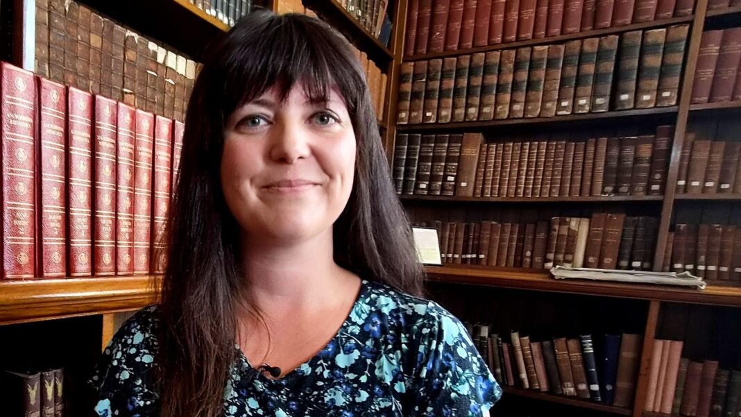 Helen Jenner likely to take over as Reform Wales leader, sources tell BBC Helen Jenner wearing a blue top in a library full of books