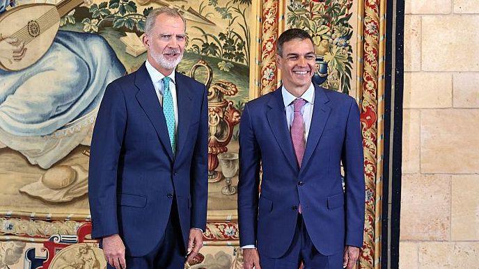 Spanish King Felipe VI (L) and Spanish Prime Minister Pedro Sanchez pose during a meeting at the Almudaina Palace in Palma de Mallorca