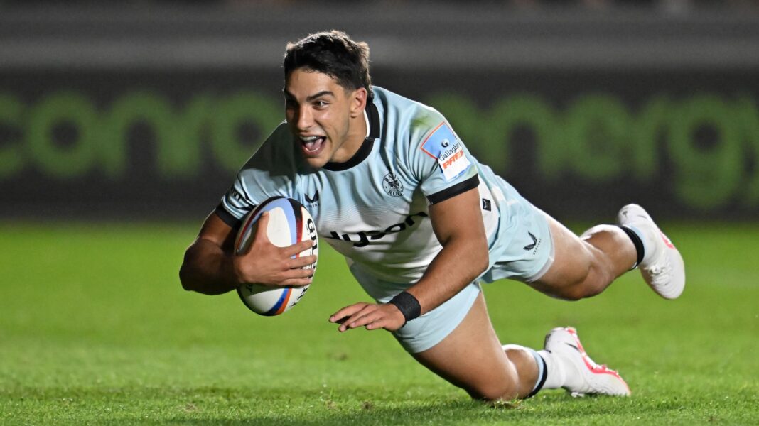 Santiago Carreras scoring a try for Bath