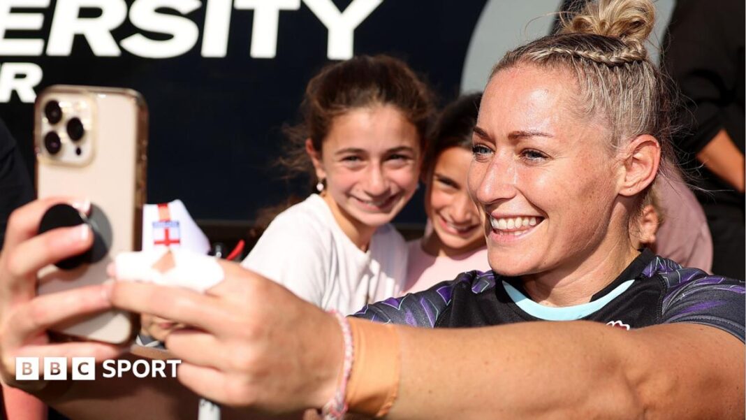 Red Roses struggle to meet fans’ selfie demands – Hunt Red Roses struggle to meet fans’ selfie demands – Hunt