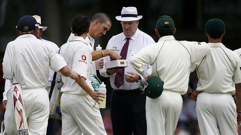 England players pick a new ball during the 2006 Test against Pakistan