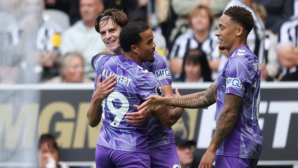 Alex Scott celebrates with Justin Kluivert and Marcus Tavernier