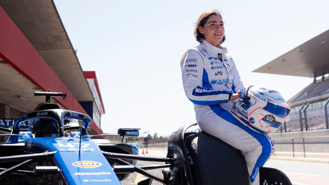 Jamie Chadwick next to Williams F1 car