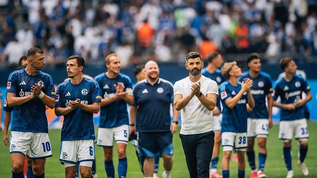 Manager Miron Muslic and his Schalke players applaud the fans