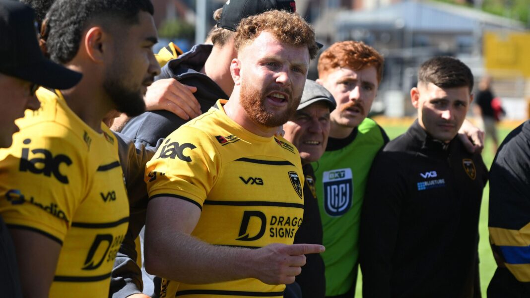 Aneurin Owen talks in Dragons' huddle