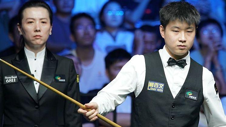 Zhao Xintong gets ready to play a shot