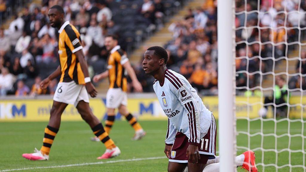 Nicolas Jackson on his knees in front of goal