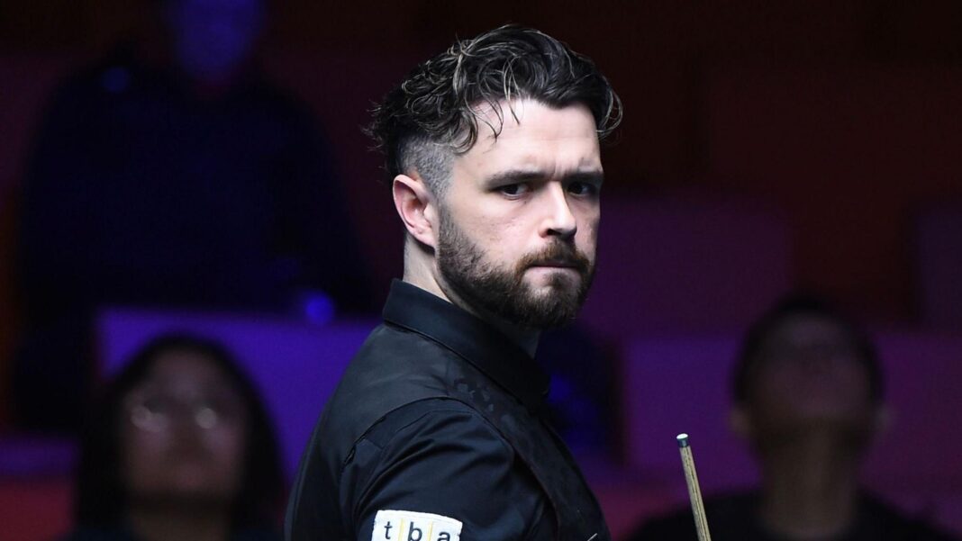 Snooker player Oliver Lines looking at the table