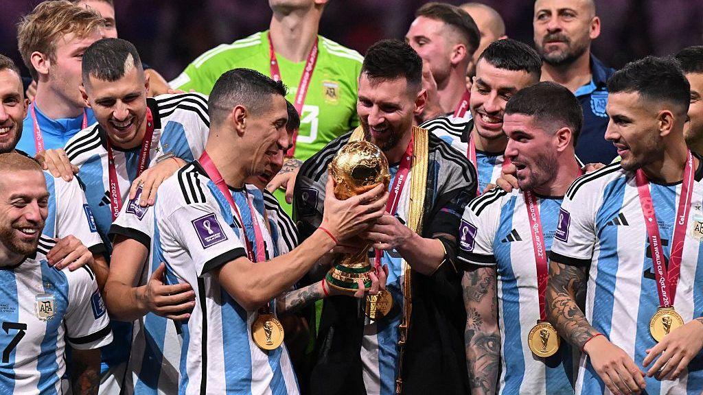 Angel Di Maria and Lionel Messi hold the World Cup trophy