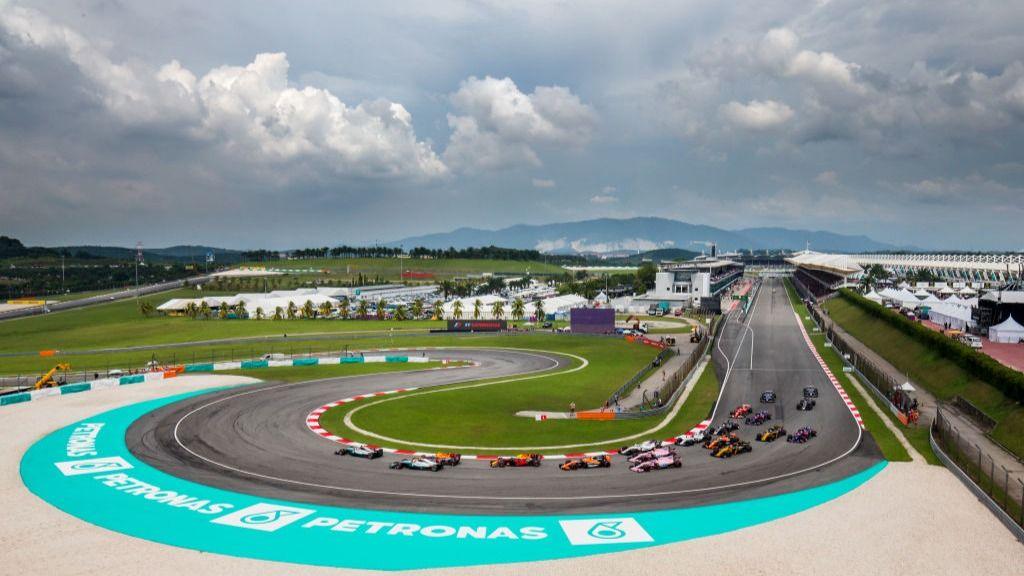 The field moves around the first corner of the 2017 Malaysian Grand Prix