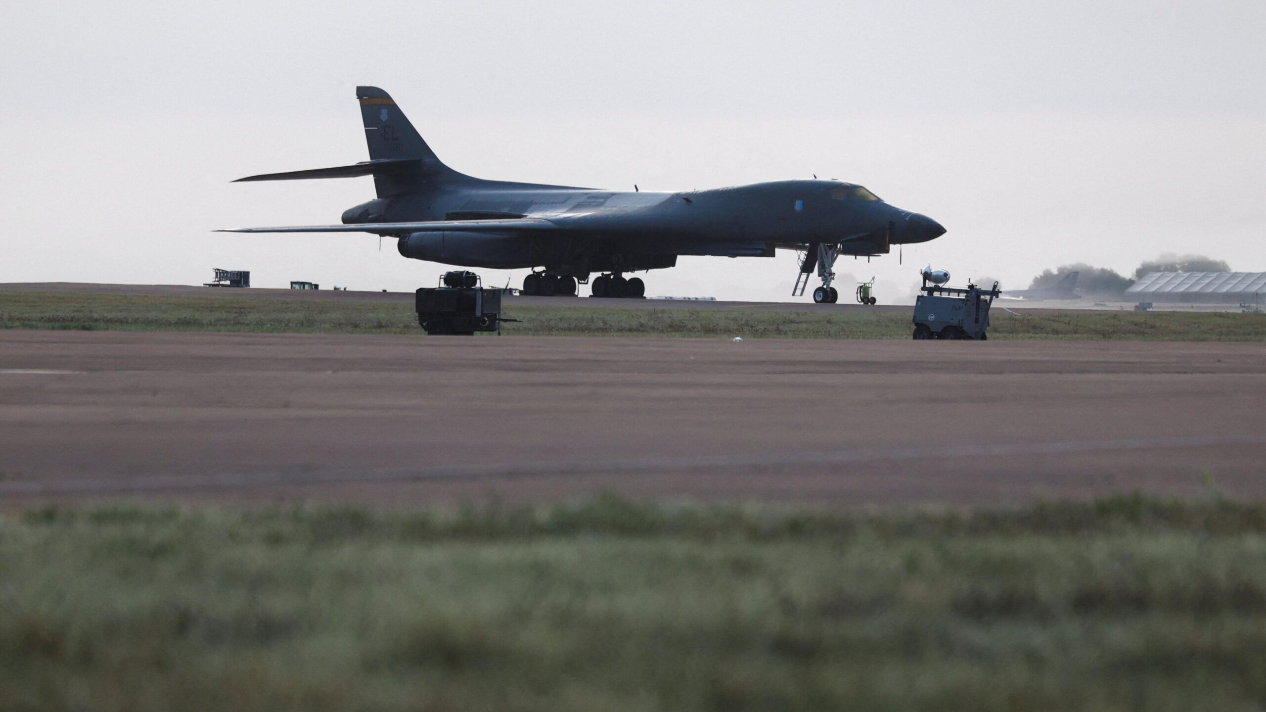 A B‑1B Lancer bomber at the RAF Fairford airbase.