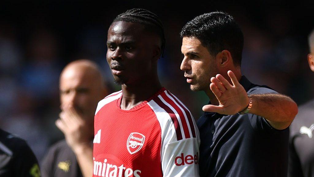 Bukayo Saka talking to Mikel Arteta