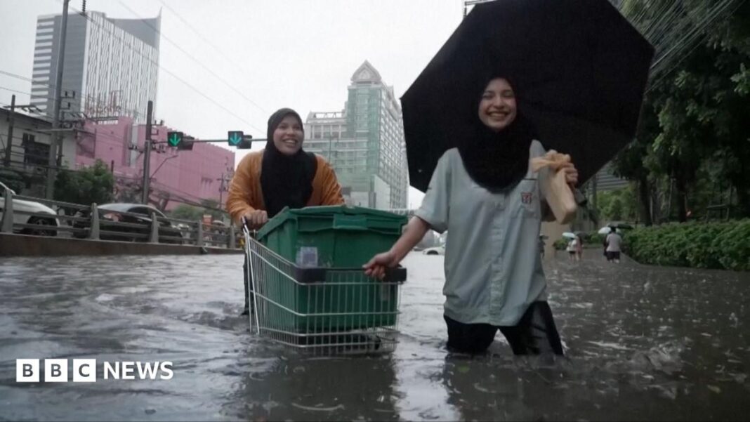 Bangkok declares disaster as heavy rains spark flooding image