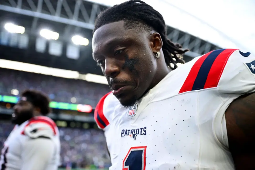 A.J. Brown injury update: Sports doctor makes feelings known on possible “fibula fracture” concerns as Patriots WR suffers huge blow vs. Seahawks A.J. Brown injury update: Sports doctor makes feelings known on possible “fibula fracture” concerns as Patriots WR suffers huge blow vs. Seahawks