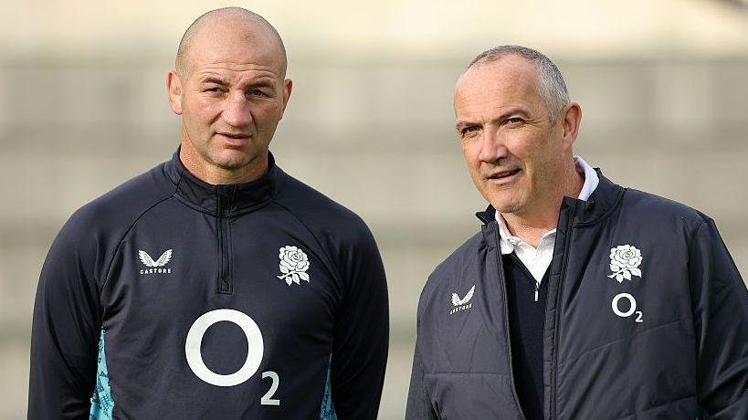 Steve Borthwick and Conor O'Shea talk while observing England training
