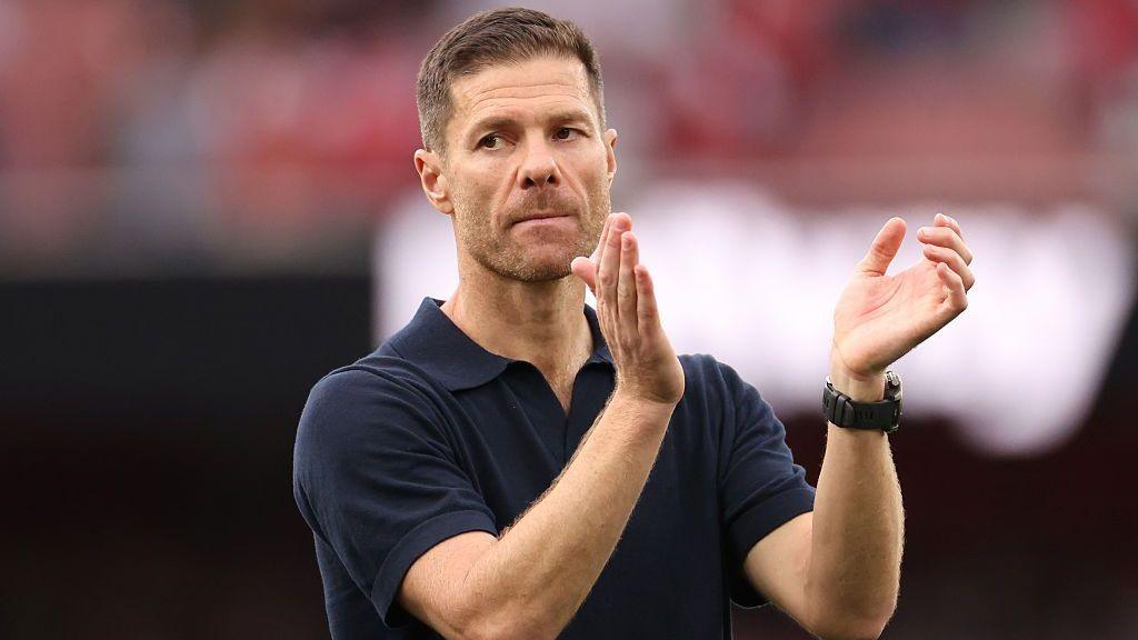 Image of Chelsea head coach Xabi Alonso applauding after the Premier League  match against Arsenal at Emirates Stadium on 6 September, 2026