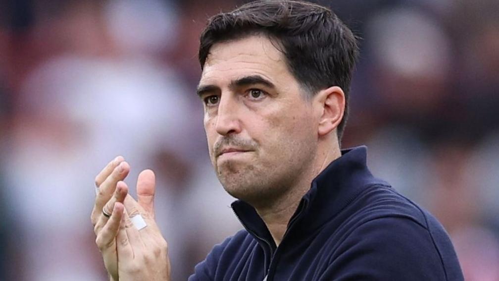 Andoni Iraola claps his hands after a Liverpool game