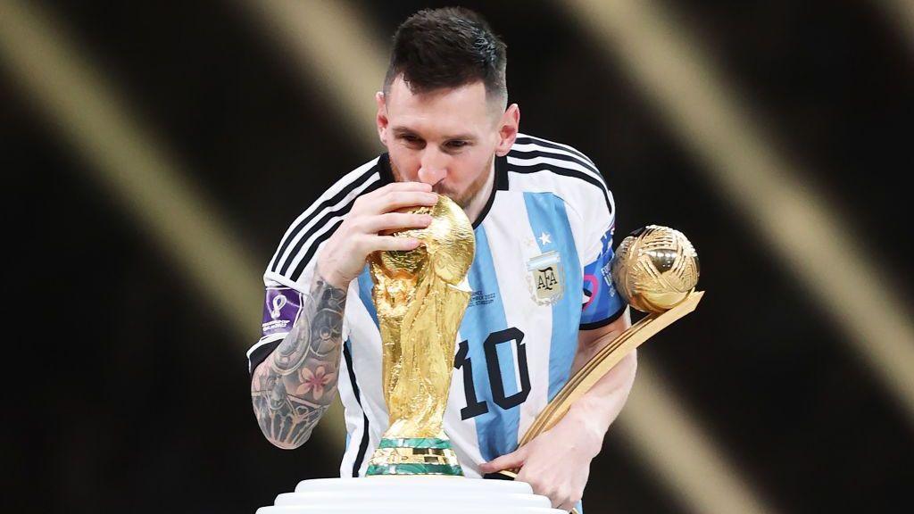 Lionel Messi kisses the World Cup trophy