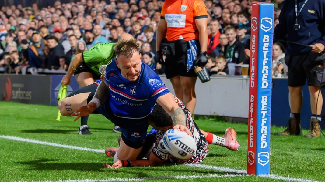 Wakefield beat Leigh to claim historic last-four spot Tom Johnstone scores Wakefield's second try against Leigh