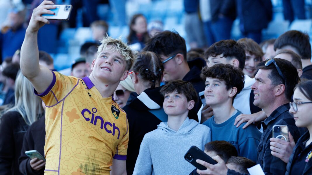 Henry Pollock takes a selfie with fans
