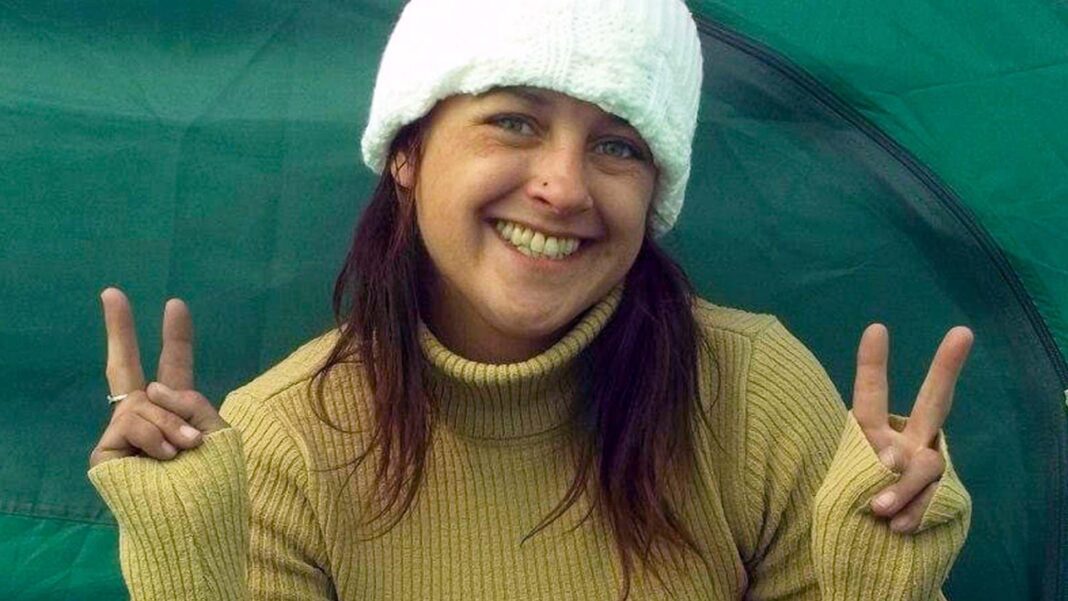 Remains found after wildfire identified as mother-of-three missing since 2019 A woman smiles into the camera making peace signs with both hands