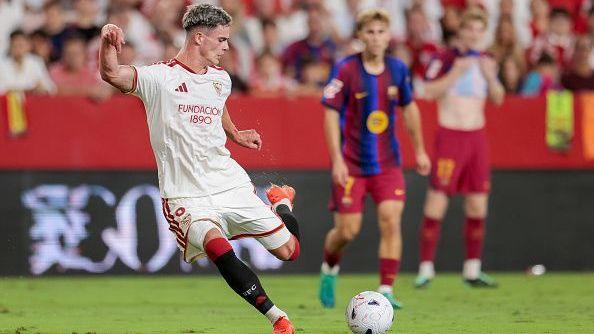Robbie Ure playing for Sevilla