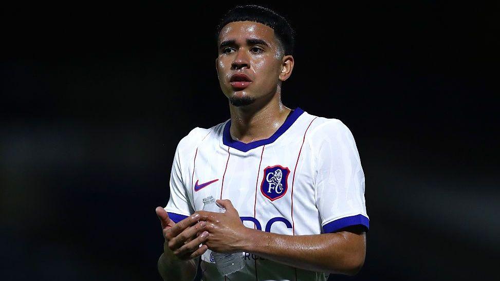 Kendry Paez clapping the travelling fans while holding a water bottle