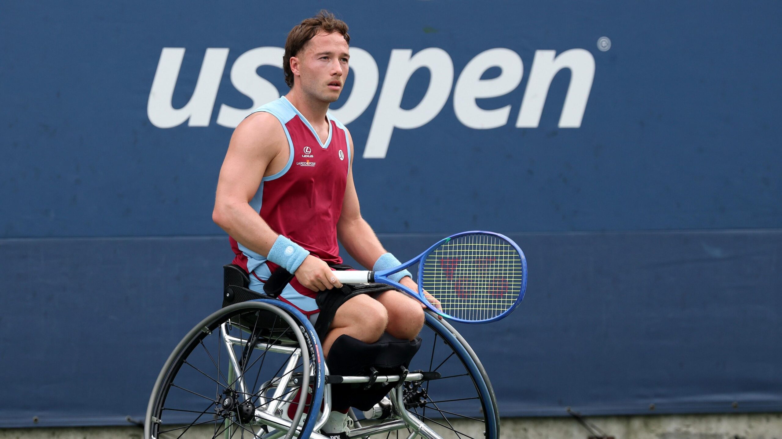 Alfie Hewett in action at the US Open, wearing a maroon vest