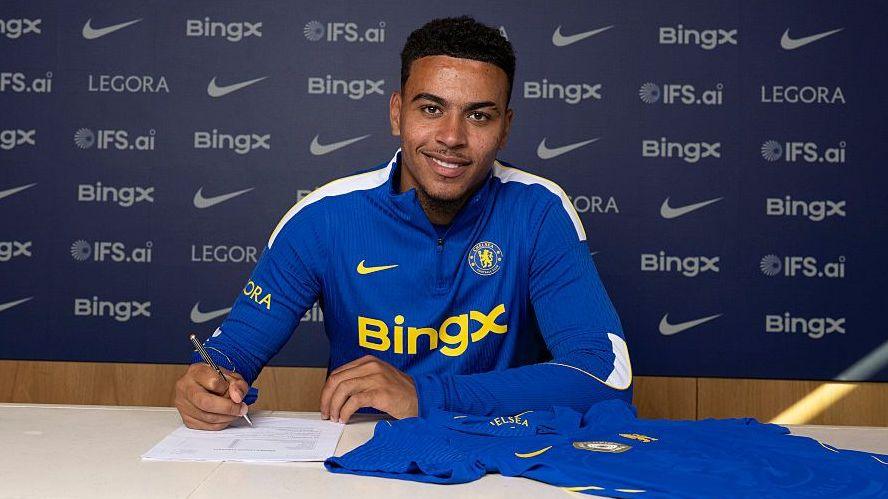 Morgan Rogers signs his contract after becoming a Chelsea player