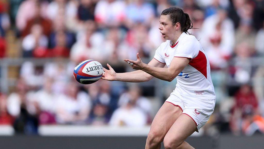 Helena Rowland throwing a rugby ball playing for England Rugby Union Womens team