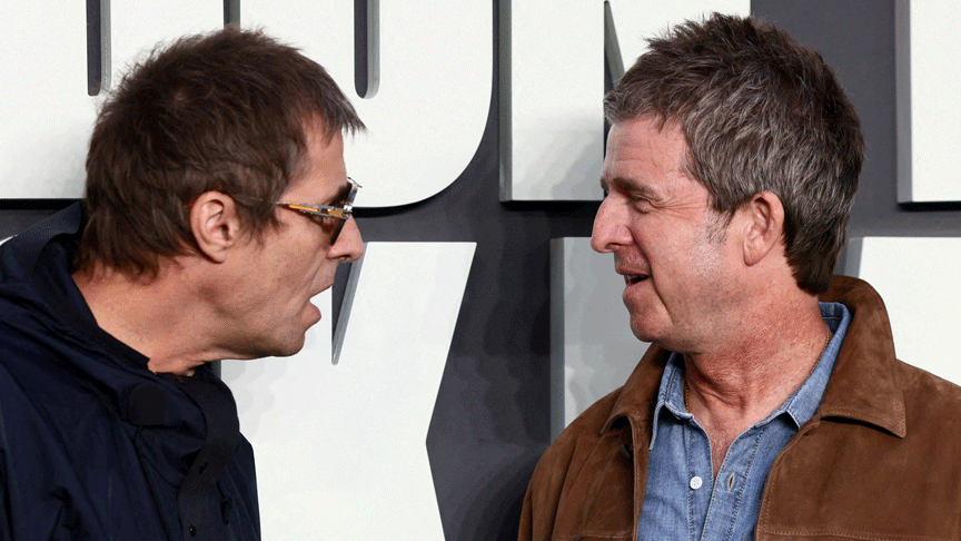 Liam Gallagher and Noel Gallagher chat together at the film premiere