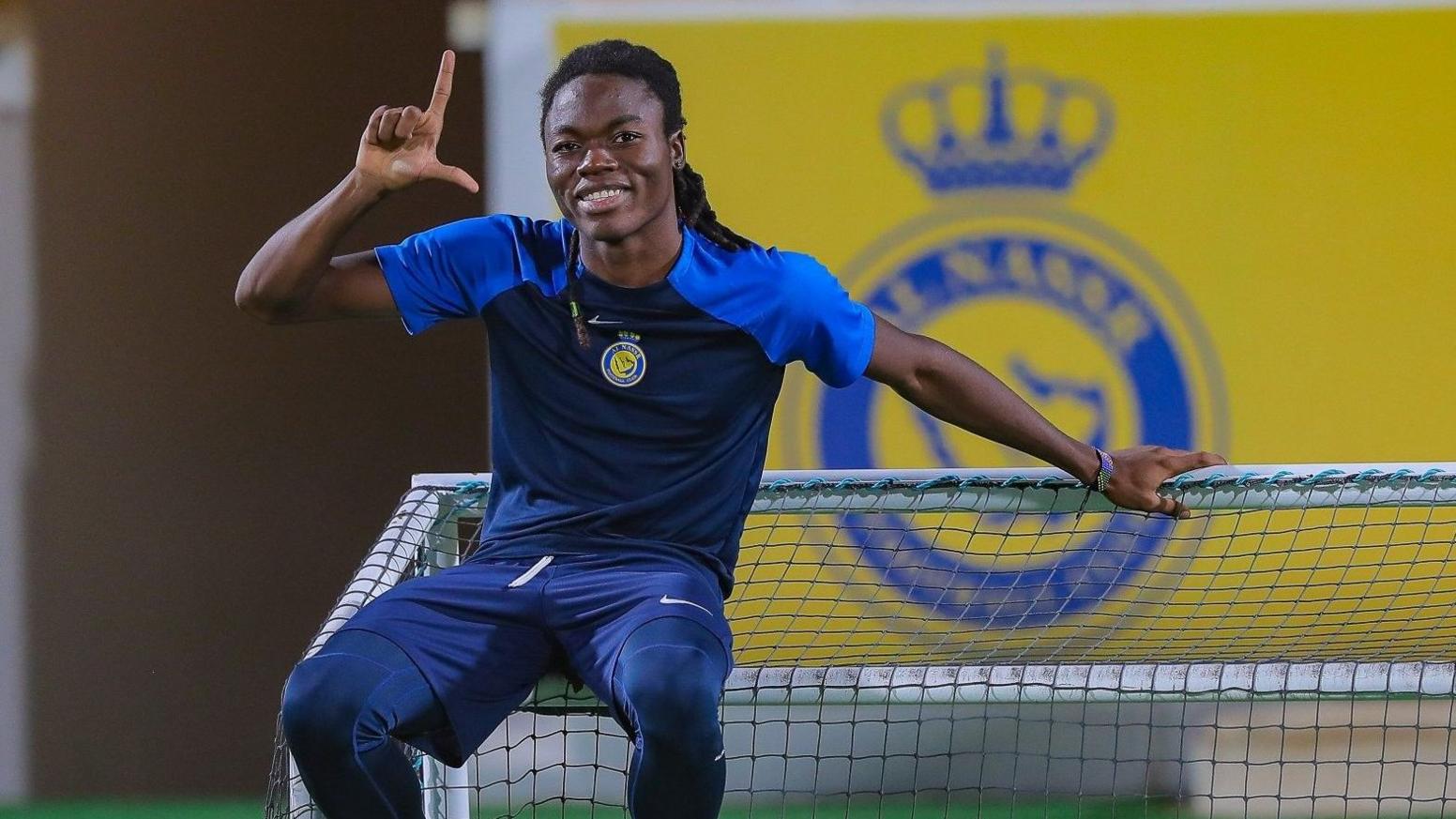 Clara Luvanga poses in Al-Nassr blue training kit